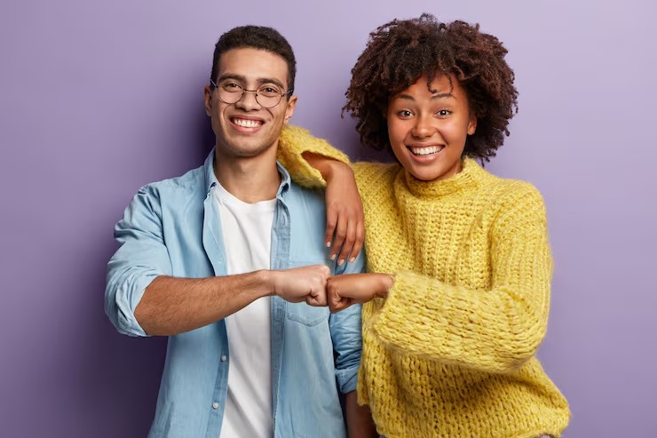 Jovens e adultos felizes com plano de saúde Unimed e Hapvida